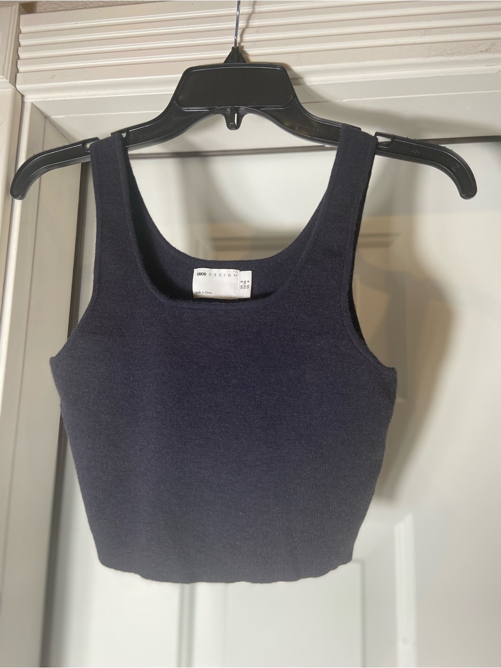 Asos Design~~Black~Cropped~Stretch~Knit~Tank Top~Sleeveless~Scoop Neck~Size 4